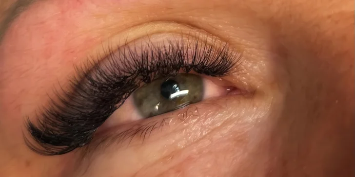 Prodloužení řas metodou volume či hybrid i slavnostní líčení a vlasový styling