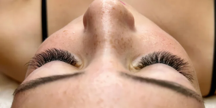 Prodloužení řas metodou volume či hybrid i slavnostní líčení a vlasový styling