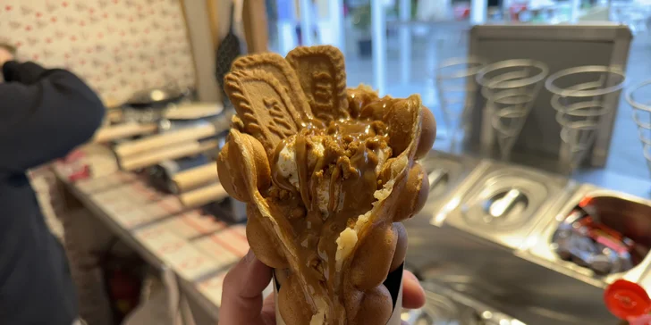 Sladké bublinkové vafle s náplní dle výběru: Bueno, Oreo, Lotus či choconut