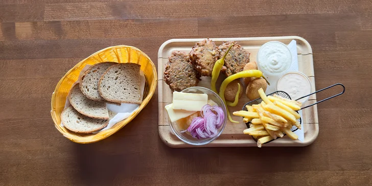Tvarůžkové prkno s hranolky a omáčkami pro 2 nebo 4 osoby