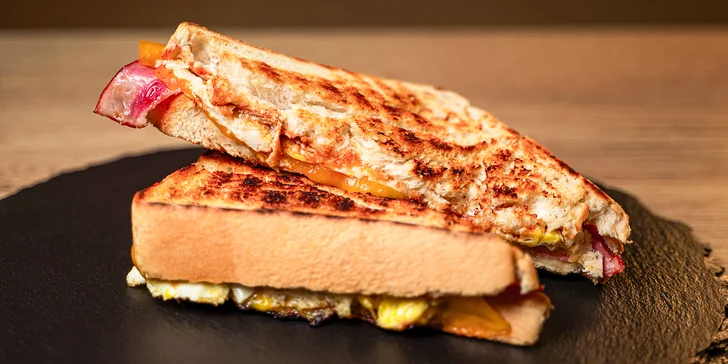 Zapečené nebo čerstvé toasty dle výběru vč. přílohy a nápoje pro 1-2 osoby