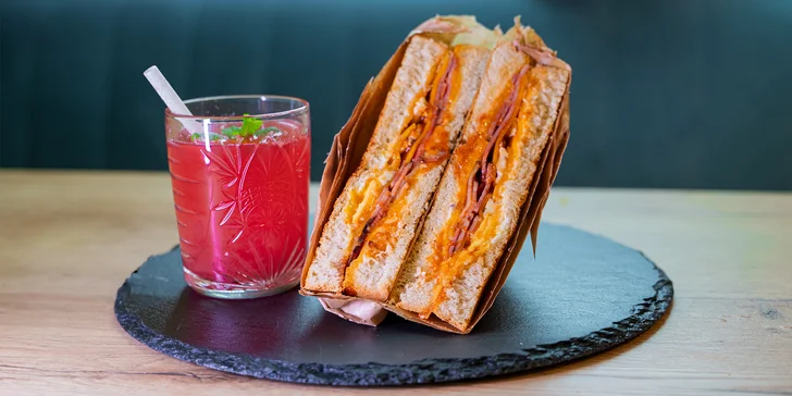 Zapečené nebo čerstvé toasty dle výběru vč. přílohy a nápoje pro 1-2 osoby