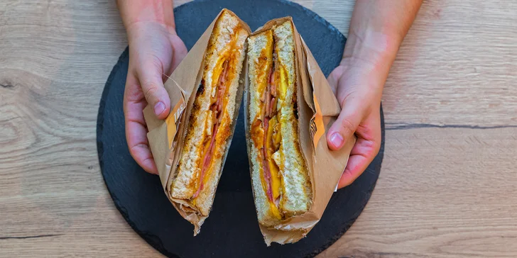 Zapečené nebo čerstvé toasty dle výběru vč. přílohy a nápoje pro 1-2 osoby