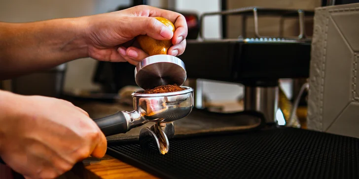 Zážitek pro milovníky kávy: základní i celodenní baristický kurz se základy latte art