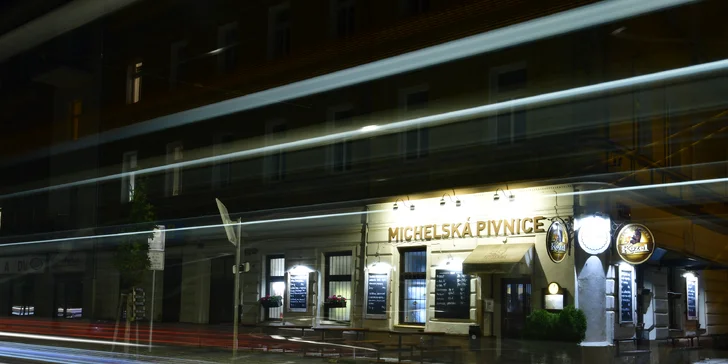 Tříchodové menu pro dva: předkrm, burger s hranolky nebo krevety i borůvkový knedlík na závěr