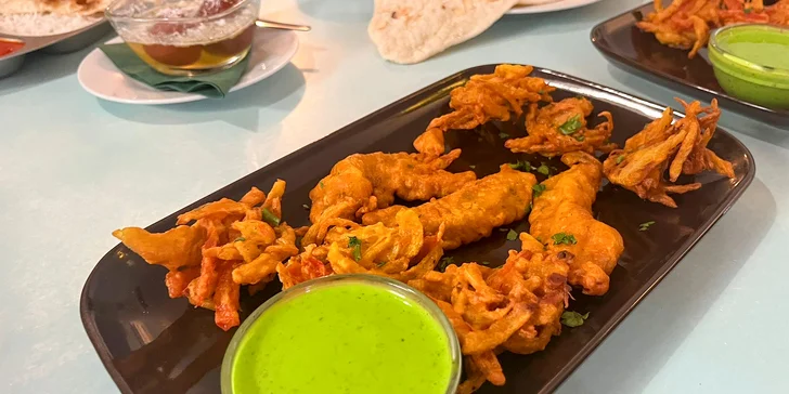 4chodové indické menu pro dva: variace předkrmů, polévka, kuřecí talíř Thali i dezert