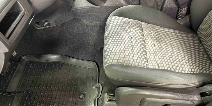 Profesionální čištění vozu: vysátí interiéru, mytí oken i tepování sedaček