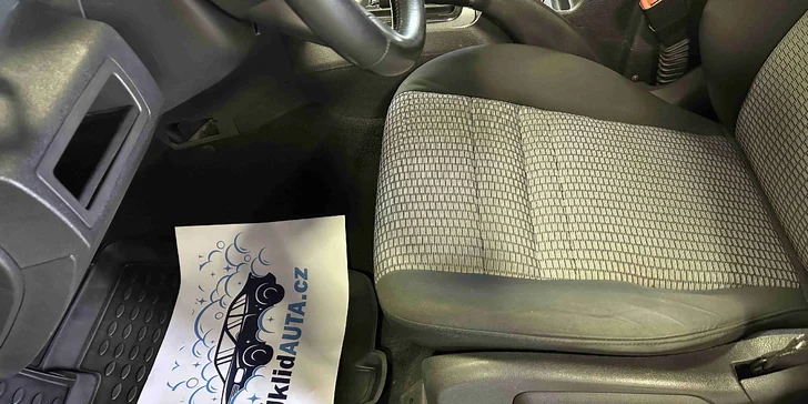 Profesionální čištění vozu: vysátí interiéru, mytí oken i tepování sedaček