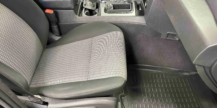 Profesionální čištění vozu: vysátí interiéru, mytí oken i tepování sedaček