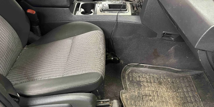 Profesionální čištění vozu: vysátí interiéru, mytí oken i tepování sedaček