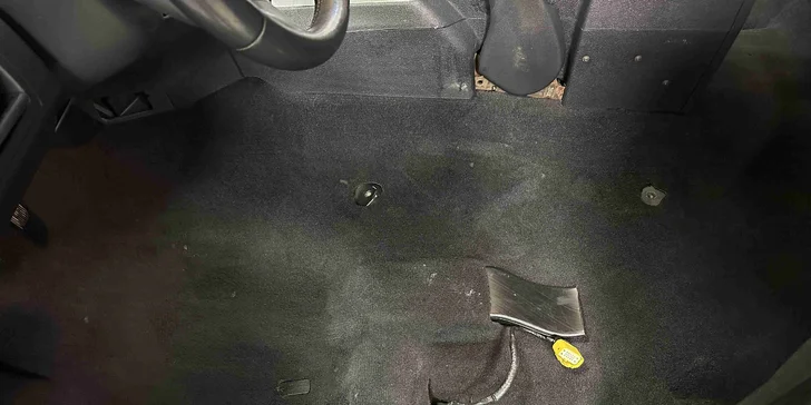 Profesionální čištění vozu: vysátí interiéru, mytí oken i tepování sedaček