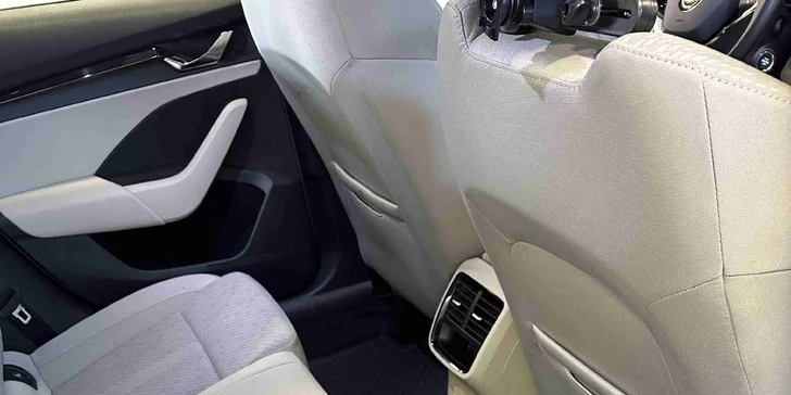 Profesionální čištění vozu: vysátí interiéru, mytí oken i tepování sedaček