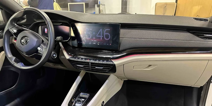 Profesionální čištění vozu: vysátí interiéru, mytí oken i tepování sedaček