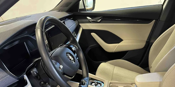 Profesionální čištění vozu: vysátí interiéru, mytí oken i tepování sedaček