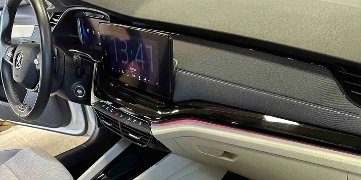 Profesionální čištění vozu: vysátí interiéru, mytí oken i tepování sedaček