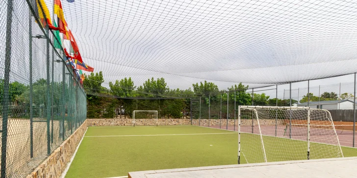 Katalánské pobřeží Costa Brava: rodinný kemp u pláže, animace i vodní sporty, bez dopravy a stravy