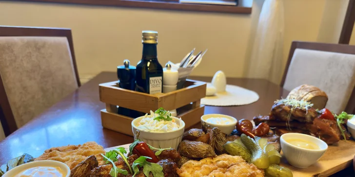 Masové prkno pro 2-4 osoby: vepřová žebírka, kuřecí křídla, steak z krkovice i americké brambory