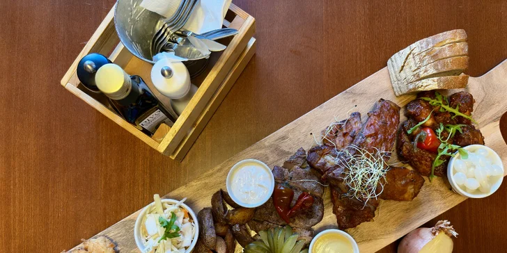 Masové prkno pro 2-4 osoby: vepřová žebírka, kuřecí křídla, steak z krkovice i americké brambory