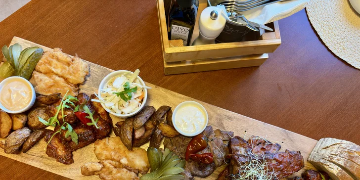 Masové prkno pro 2-4 osoby: vepřová žebírka, kuřecí křídla, steak z krkovice i americké brambory