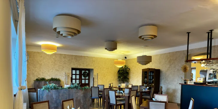Masové prkno pro 2-4 osoby: vepřová žebírka, kuřecí křídla, steak z krkovice i americké brambory