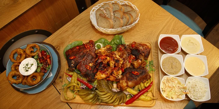 Masové prkno, coleslaw, dipy a neomezené množství pečiva pro 2–3 osoby