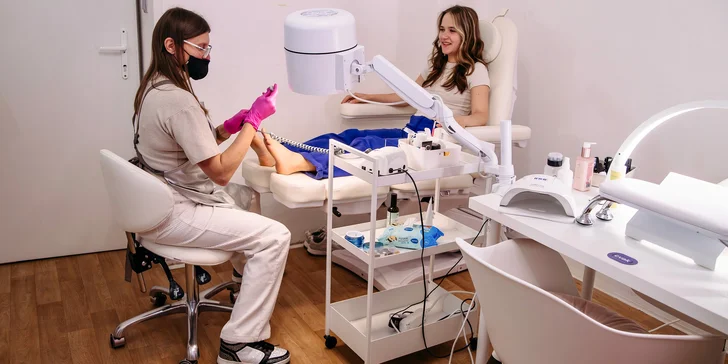 Manikúra i pedikúra včetně lakování i spa varianty s peelingem a parafínem