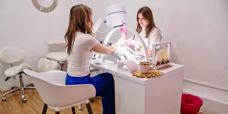 Manikúra i pedikúra včetně lakování i spa varianty s peelingem a parafínem