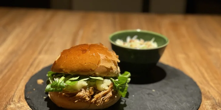 Kurz vaření s neomezenou konzumací nápojů: BBQ burger, salát Waldorf i kremrole