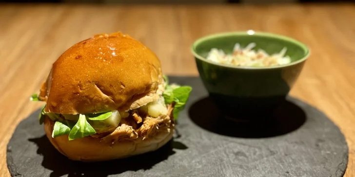 Kurz vaření s neomezenou konzumací nápojů: BBQ burger, salát Waldorf i kremrole