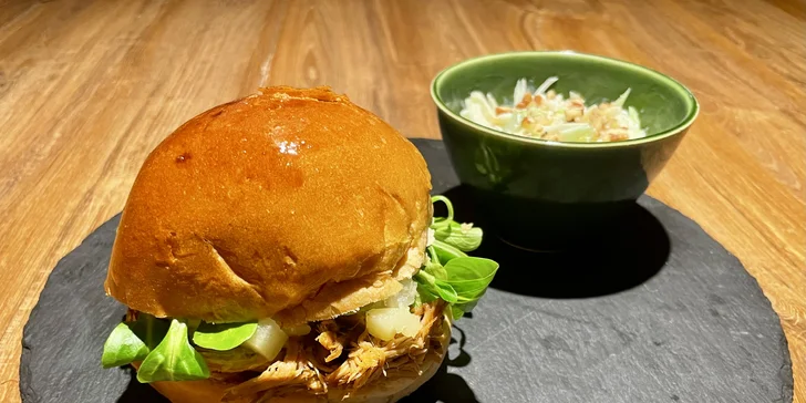 Kurz vaření s neomezenou konzumací nápojů: BBQ burger, salát Waldorf i kremrole
