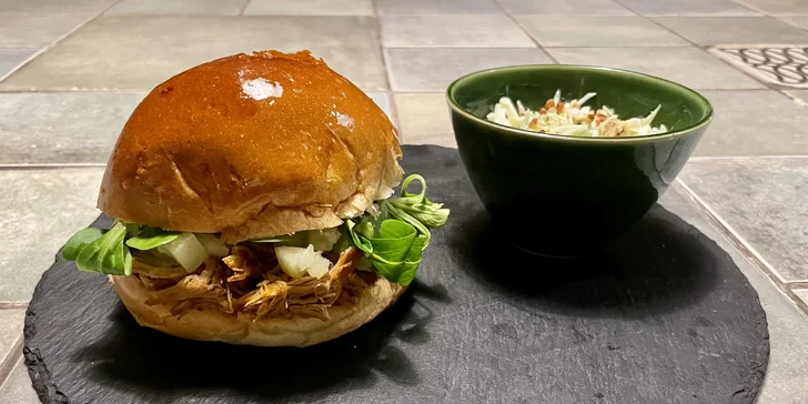 Kurz vaření s neomezenou konzumací nápojů: BBQ burger, salát Waldorf i kremrole