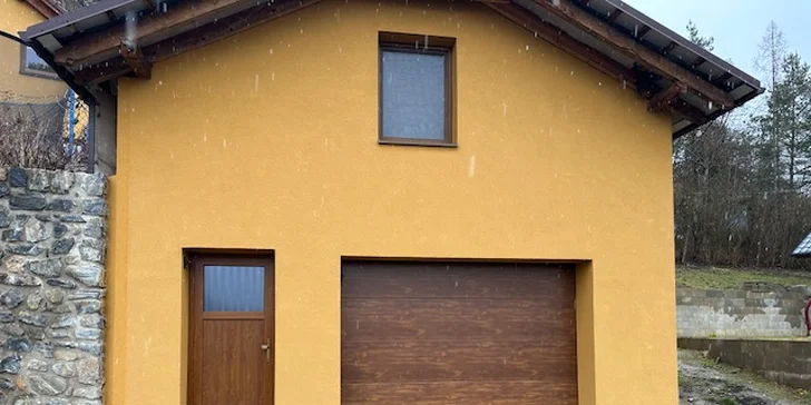 Profesionální čištění vozu: vysátí interiéru, mytí oken i tepování sedaček