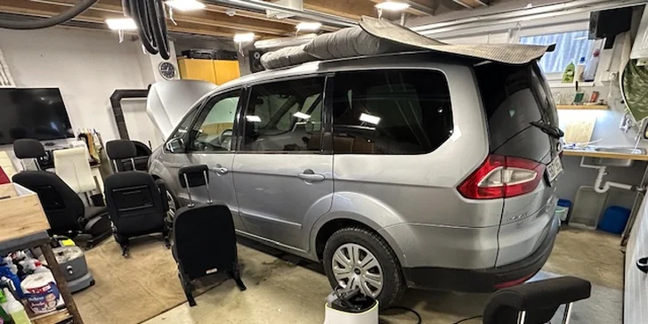 Profesionální čištění vozu: vysátí interiéru, mytí oken i tepování sedaček