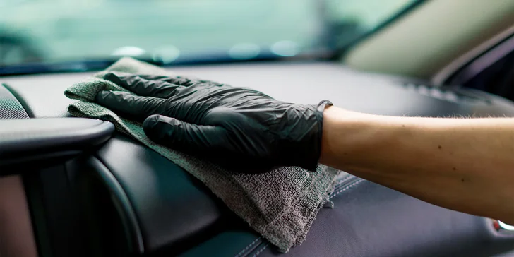 Profesionální čištění vozu: vysátí interiéru, mytí oken i tepování sedaček