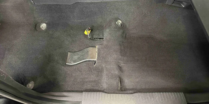 Profesionální čištění vozu: vysátí interiéru, mytí oken i tepování sedaček