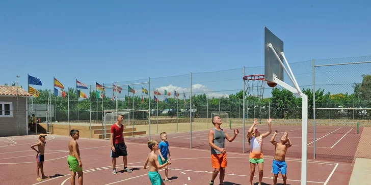 Katalánské pobřeží Costa Brava: rodinný kemp u pláže, animace i vodní sporty, bez dopravy a stravy