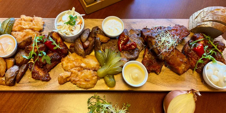Masové prkno pro 2-4 osoby: vepřová žebírka, kuřecí křídla, steak z krkovice i americké brambory
