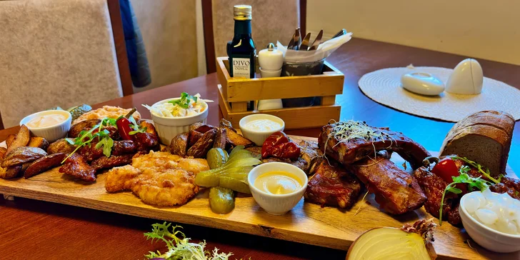 Masové prkno pro 2-4 osoby: vepřová žebírka, kuřecí křídla, steak z krkovice i americké brambory