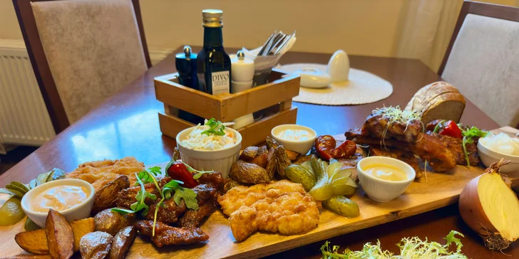 Masové prkno pro 2-4 osoby: vepřová žebírka, kuřecí křídla, steak z krkovice i americké brambory