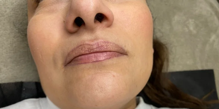 Permanentní make-up očních linek, rtů technikou akvarel či pudrového obočí