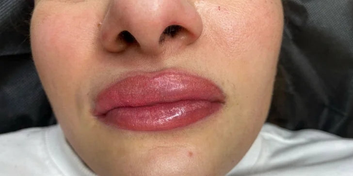 Permanentní make-up očních linek, rtů technikou akvarel či pudrového obočí