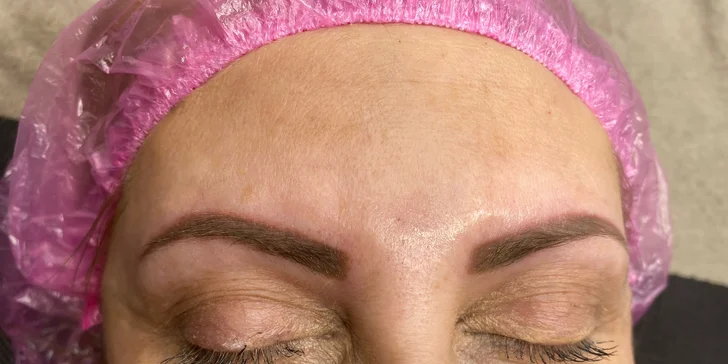 Permanentní make-up očních linek, rtů technikou akvarel či pudrového obočí