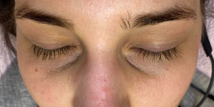 Permanentní make-up očních linek, rtů technikou akvarel či pudrového obočí