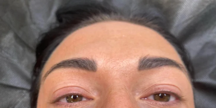 Permanentní make-up očních linek, rtů technikou akvarel či pudrového obočí