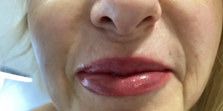 Permanentní make-up očních linek, rtů technikou akvarel či pudrového obočí