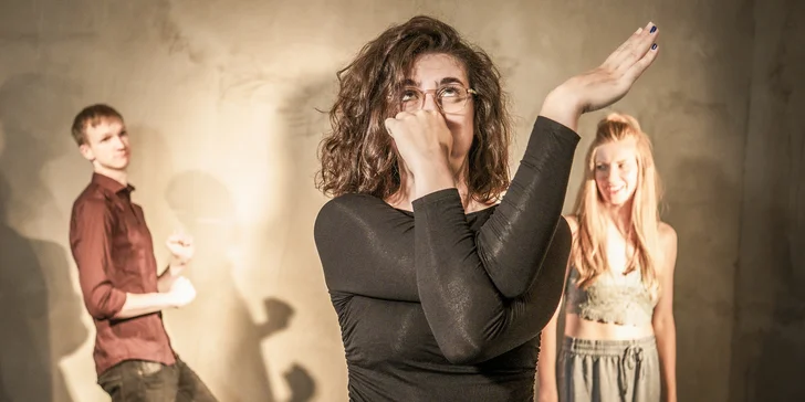 Herecký minikurz na zkoušku v brněnském divadle Lumos: etudy, impro i jevištní pohyb
