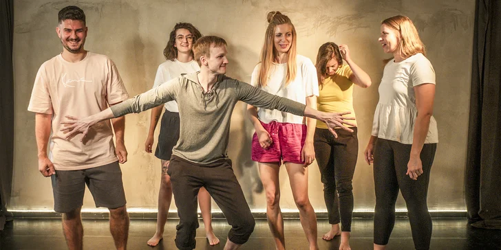 Herecký minikurz na zkoušku v brněnském divadle Lumos: etudy, impro i jevištní pohyb