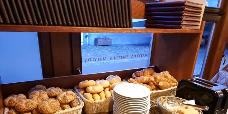 Pobyt v botelu Matylda**** na pražské náplavce: výhledy na Hrad a možnost snídaní