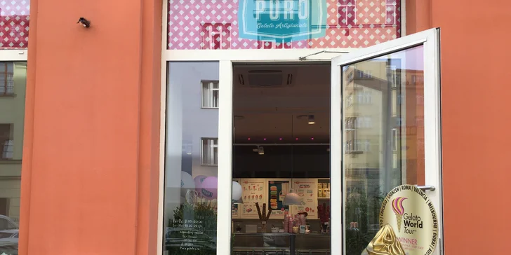 Domácí bezlepková vafle zdobená ovocem, karamelem nebo zmrzlinou v Puro Gelato
