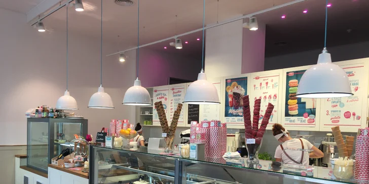 Domácí bezlepková vafle zdobená ovocem, karamelem nebo zmrzlinou v Puro Gelato